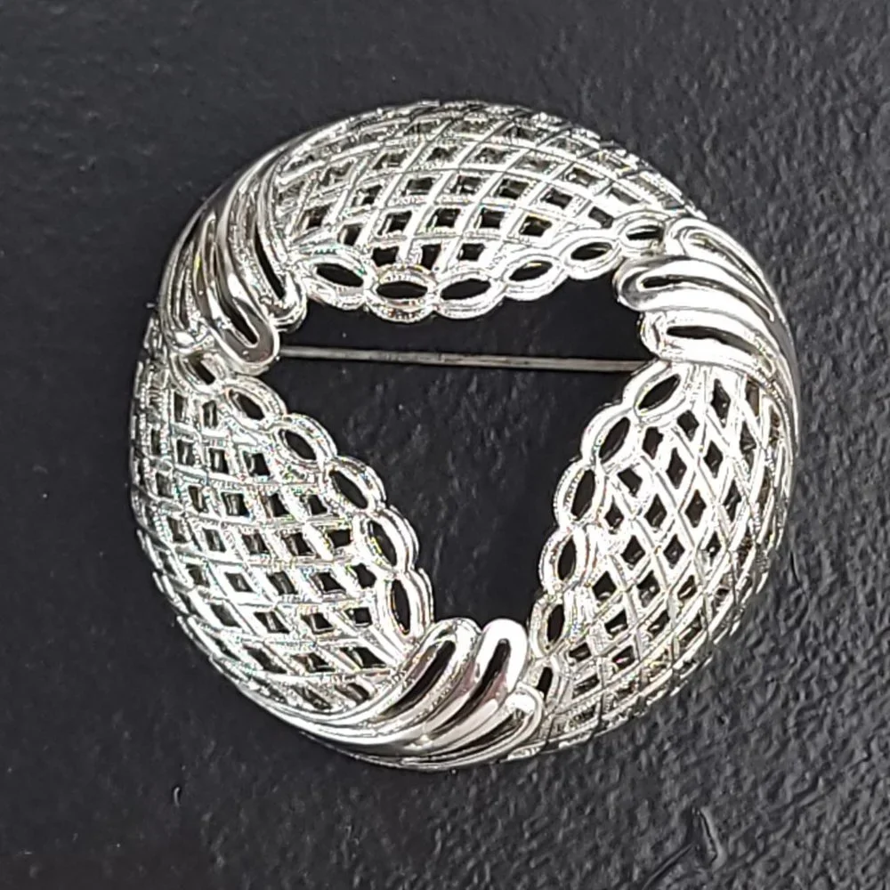 Vintage‎ Monet Silver Tone Lattice Openwork Circle Brooch Pin Wreath Geometric